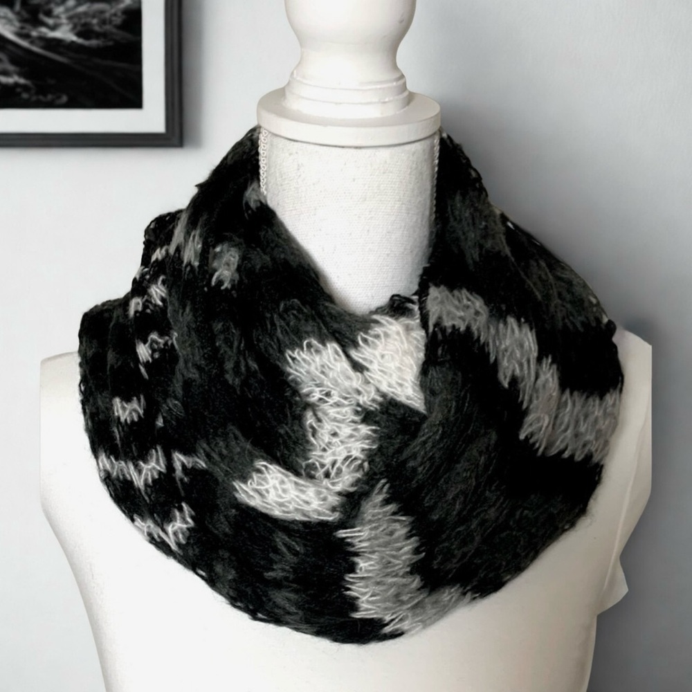 NWOT Rikka Women Boho Knit Infiniti Scarf One Size Black Gray White Fall‎